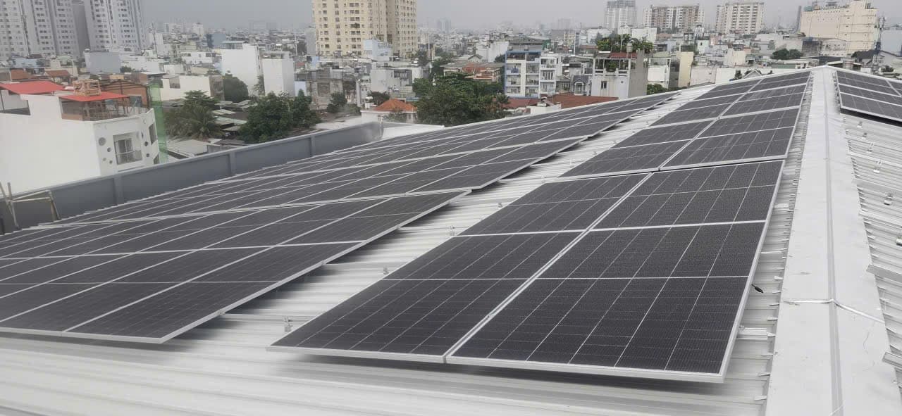 Lắp đặt tấm pin năng lượng mặt trời